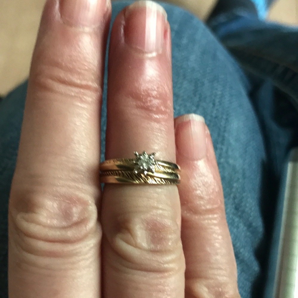 Elegant Gold and Diamond Women's Ring